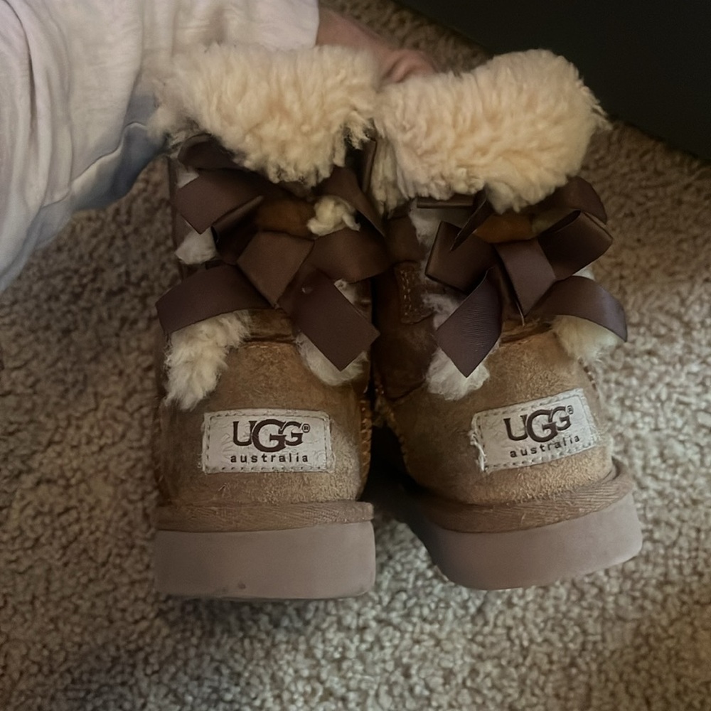 Toddler Ugg boots size 8. Chestnut with Bows